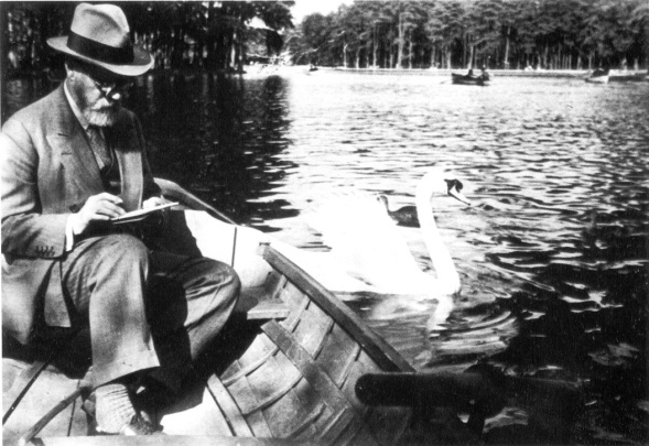 Henri Matisse making a study of a swan in the Bois de Boulogne, c. 1930